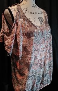 Cold shoulder with studded detail